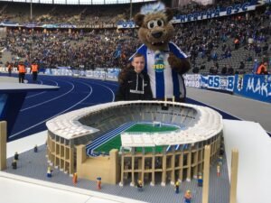 Joe Bryant im Olympiastadion Berlin mit selbstgebautem LEGO-Modell