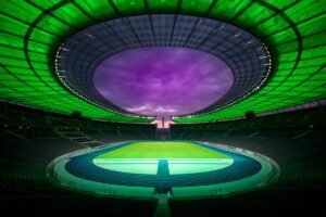 LED Licht im Dach des Stadions in DFB grün bei Sonnenuntergang