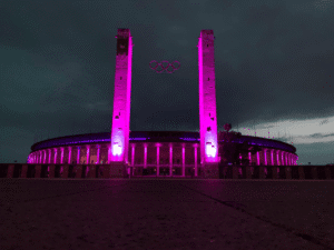 Olympiastadion Berlin bei Nacht, lila beleuchtet