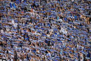 Ostkurve hält Hertha Schals hoch
