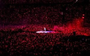 Chris Martin von Coldplay auf der Bühne im Olympiastadion Berlin