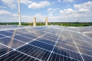 Foto der PV-Anlage mit den Olympischen Ringen