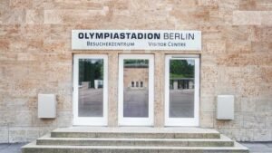 Blick auf das Besucherzentrum am Olympiastadion Berlin