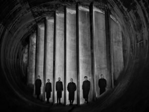 Ein Foto von der Band Rammstein, fotografiert von Bryan Adams