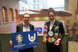 Philip Lahm und Célia Šašić präsentieren das Volunteer-Logo der UEFA EURO 2024
