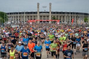 Läuferinnen und Läufer laufen auf dem Olympischen Platz im Rahmen des S 25 Berlin 2023