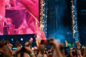 PINK auf der Bühne im Olympiastadion Berlin