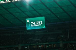 Eine LED-Wand im Olympiastadion Berlin zeigt an, dass das Spiel mit 74322 Zuschauern ausverkauft ist.