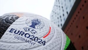 Ein überlebensgroßer Fußball der UEFA EURO 2024 vor der Elbphilharmonie in Hambug