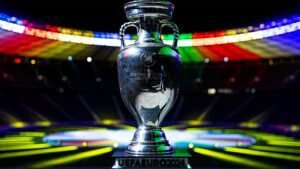 Der Henri-Delaunay-Pokal, Siegertrophäe der UEFA EURO 2024, im Olympiastadion Berlin.