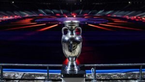 Der Henri-Delaunay-Pokal, Siegertrophäe der UEFA EURO 2024, im Olympiastadion Berlin.