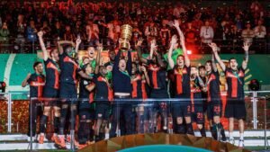 Die Mannschaft von Bayer 04 Leverkusen feiert ihren Sieg im Pokalfinale.