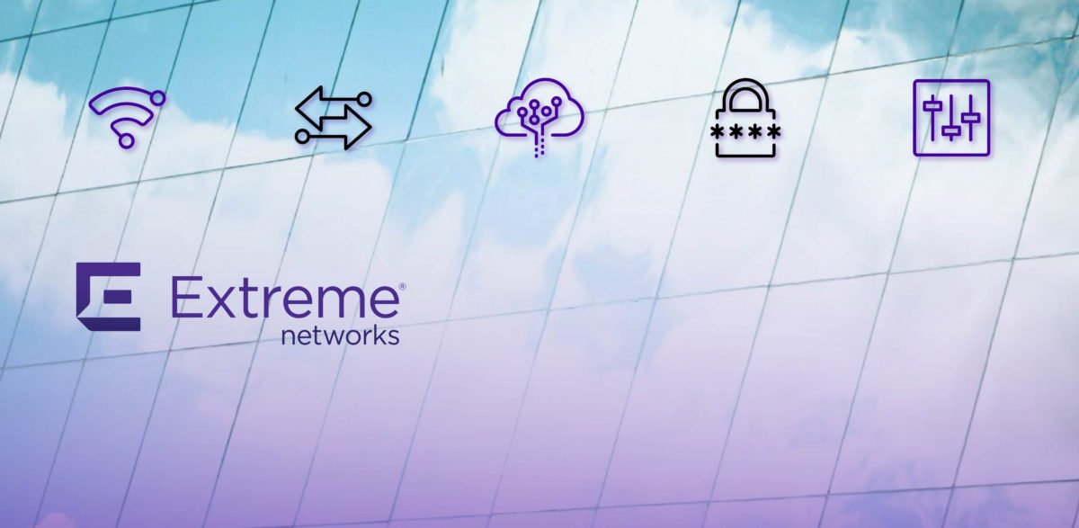 Werbebanner von Extreme Networks mit dem Firmenlogo links und fünf stilisierten Technologie-Icons (WLAN, Datentransfer, Cloud, Sicherheit, Regler) am oberen Rand vor dem Hintergrund einer gespiegelten Glasfassade mit violett-blauem Farbverlauf.